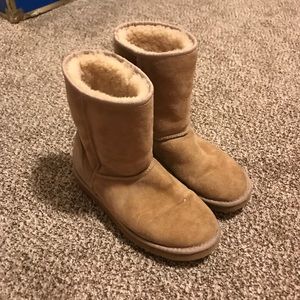 Light tan shirt uggs